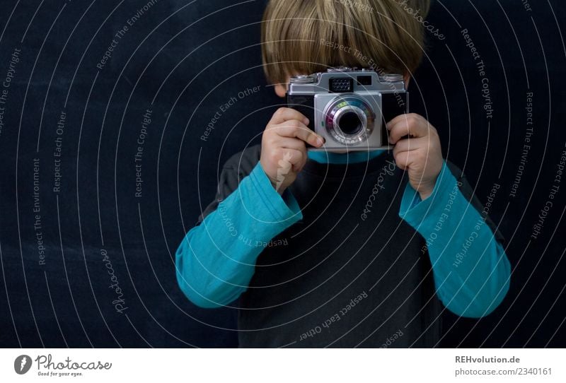 please smile Leisure and hobbies Photography Camera Take a photo Human being Child Boy (child) 1 3 - 8 years Infancy T-shirt Sweater Blonde Short-haired Observe