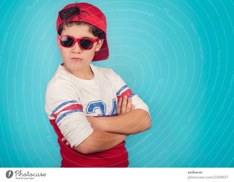 serious boy with sunglasses Lifestyle Human being Masculine Child Boy (child) Infancy 1 3 - 8 years Accessory Sunglasses Cap Think Fitness Aggression Threat