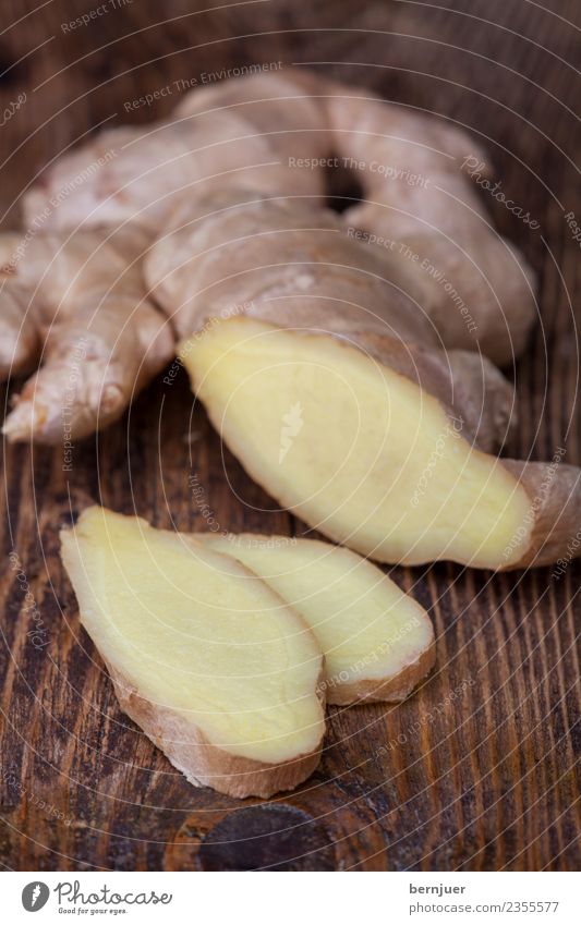Ginger on dark wood Food Herbs and spices Nutrition Organic produce Vegetarian diet Diet Nature Plant Wood Dark Fresh Cheap Good Small Brown White rhizome Root