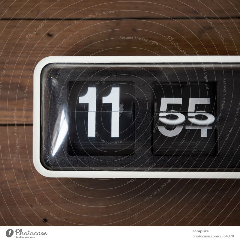 It's 5:12. Healthy Office work Workplace Economy Financial Industry Business To talk Measuring instrument Clock Technology High-tech Energy industry