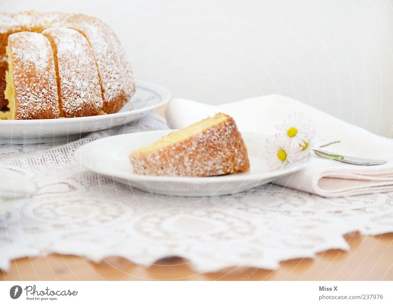 google-hupf Food Dough Baked goods Cake Nutrition Breakfast To have a coffee Plate Delicious Juicy Sweet Gugelhupf White Lace Confectioner`s sugar Table Daisy