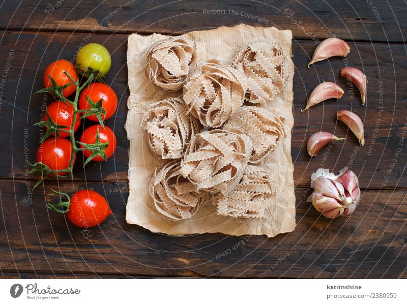 Whole wheat pasta tagliatelle, tomatoes and garlic Vegetarian diet Diet Table Dark Fresh Brown Red Tradition cooking food health healthy Ingredients whole