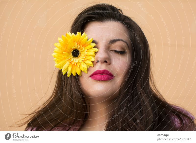 portrait of woman with flower Lifestyle Joy Beautiful Skin Face Healthy Wellness Harmonious Human being Feminine Woman Adults 18 - 30 years Youth (Young adults)