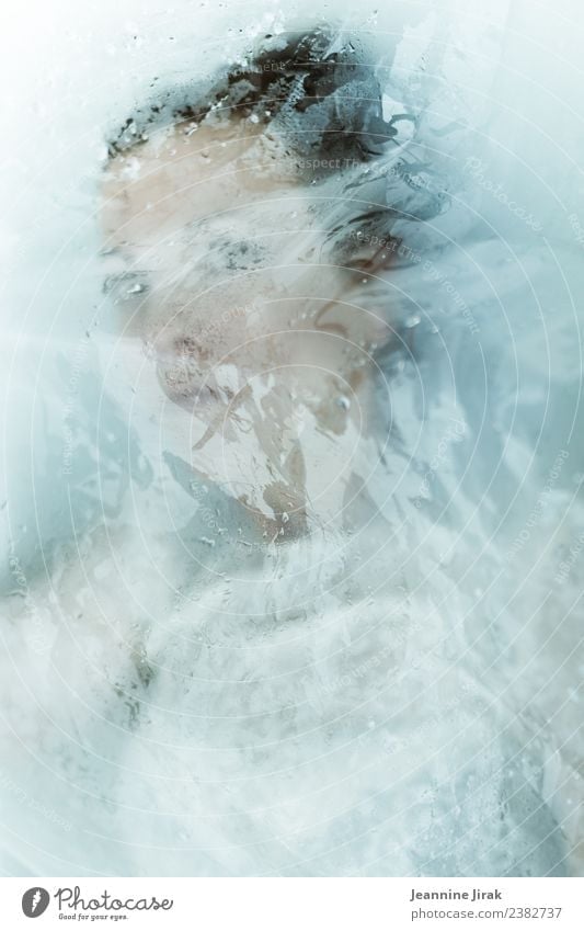 Schneewittchen Feminine Face 1 Human being Swimming & Bathing Looking Esthetic Exceptional Threat Cold Wet pretty Protection Fear Personal hygiene Art Senses