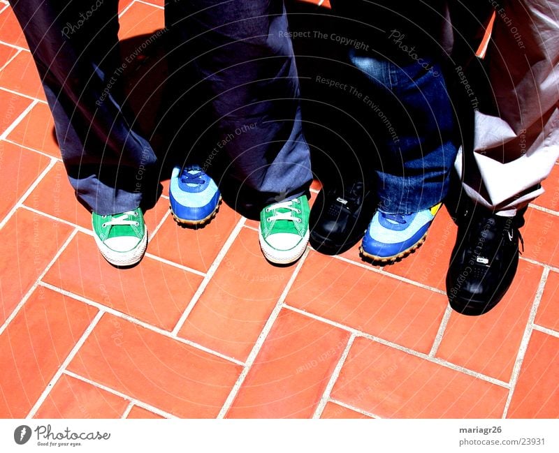 ¿quien es quien? Friendship Footwear 6 Group people foot Floor covering