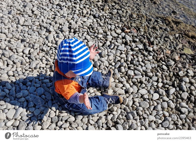 Well guarded sun worshippers. Human being Child Toddler 1 1 - 3 years Nature Landscape Elements Earth Lakeside Happy Joie de vivre (Vitality) Protection Sunhat