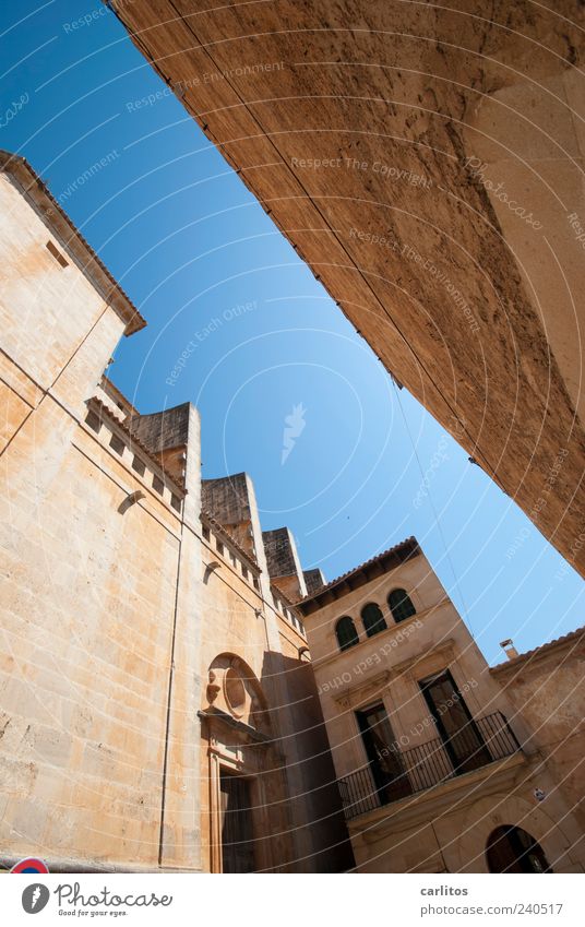 I want a teddy bear corner, too. Cloudless sky Summer Beautiful weather Church Wall (barrier) Wall (building) Balcony Tourist Attraction Old Sandstone