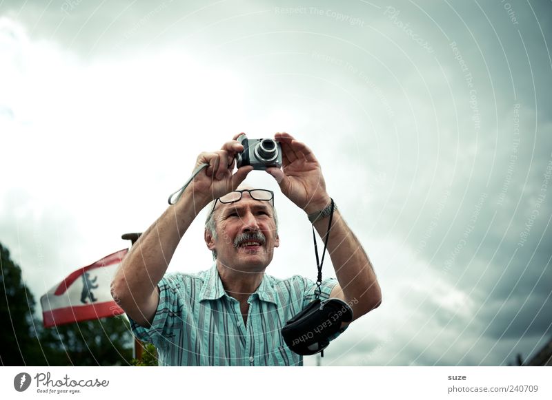 TOURIST Lifestyle Leisure and hobbies Tourism Camera Human being Masculine Man Adults Male senior Senior citizen 1 60 years and older Environment Sky Clouds