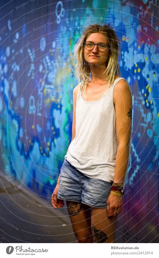 Jule - Young woman with dreads in front of graffiti Lifestyle Leisure and hobbies Human being Feminine Youth (Young adults) 1 18 - 30 years Adults Art