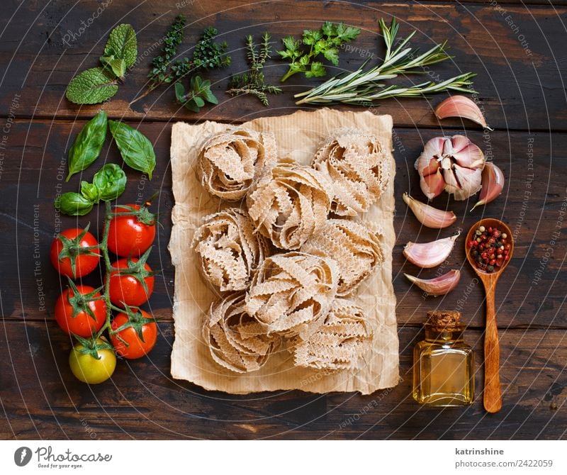 Whole wheat pasta tagliatelle, vegetables and herbs Vegetarian diet Diet Bottle Table Leaf Dark Fresh Brown Green Red Tradition cooking food health healthy