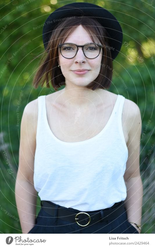 Woman, pretty, young, glasses, hat, upper body Lifestyle Style Beautiful Personal hygiene Feminine Young woman Youth (Young adults) 1 Human being 18 - 30 years
