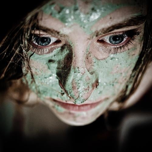 galionsfigurenbewerbungsbild Water Esthetic Beautiful Feminine Wellness Contentment Face mask Eyes Eyelash Green Bathroom Colour photo Interior shot Close-up