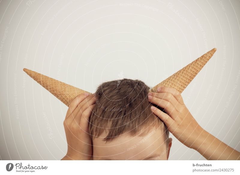 waferhörnchen Candy Child Head Hand 3 - 8 years Infancy To hold on Brash Happiness Happy Joy Leisure and hobbies Ice-cream cone Point Antlers Playing Headdress