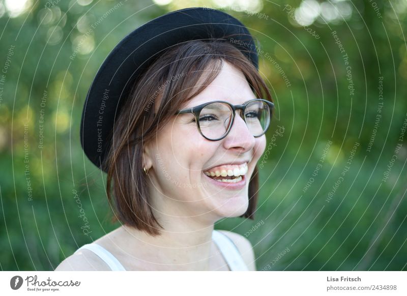 laugh, young woman, hat, glasses Young woman Youth (Young adults) 1 Human being 18 - 30 years Adults Eyeglasses Hat Brunette Short-haired To enjoy Laughter