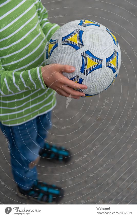 Football I Sports Ball sports Soccer Foot ball Kindergarten Child Boy (child) Infancy Youth (Young adults) 1 Human being 3 - 8 years Movement Laughter