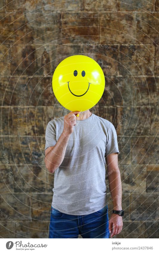 Fifth picture with yellow smiley Lifestyle Joy Leisure and hobbies Playing Man Adults 1 Human being 30 - 45 years 45 - 60 years Balloon Sign Smiley To hold on