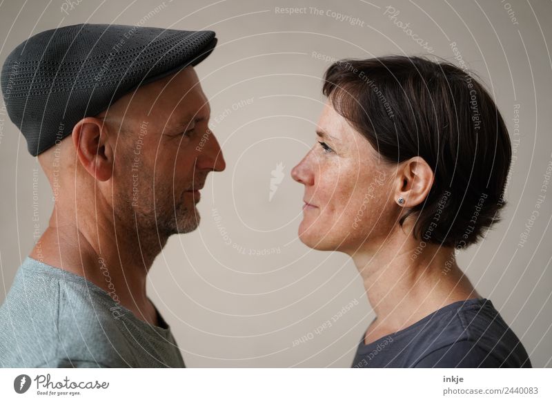 Man and woman face each other Lifestyle Style Leisure and hobbies Woman Adults Face 2 Human being 30 - 45 years 45 - 60 years Hat Cap Smiling Authentic