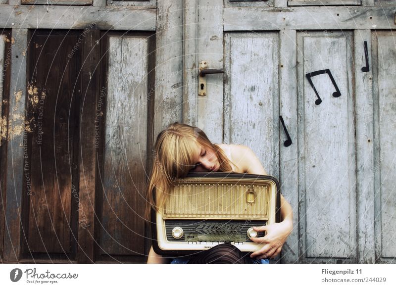 Hach the beautiful music... Style Loudspeaker Radio (device) Young woman Youth (Young adults) Skin 1 Human being Music Listen to music Radio (broadcasting) Gate
