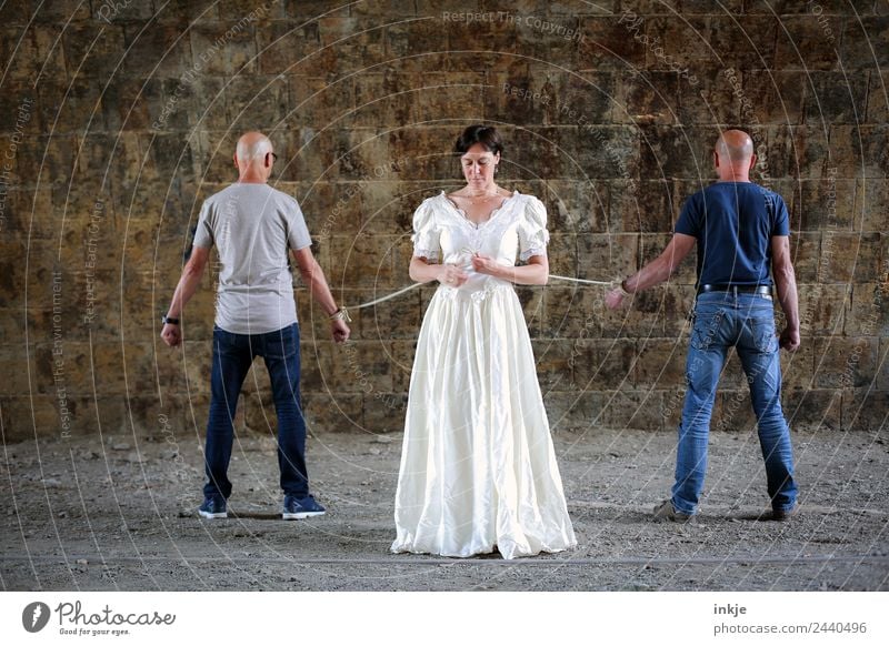 Woman in wedding dress with two men on a rope Lifestyle Wedding Human being Masculine Feminine Adults Man Couple Partner 3 30 - 45 years 45 - 60 years T-shirt