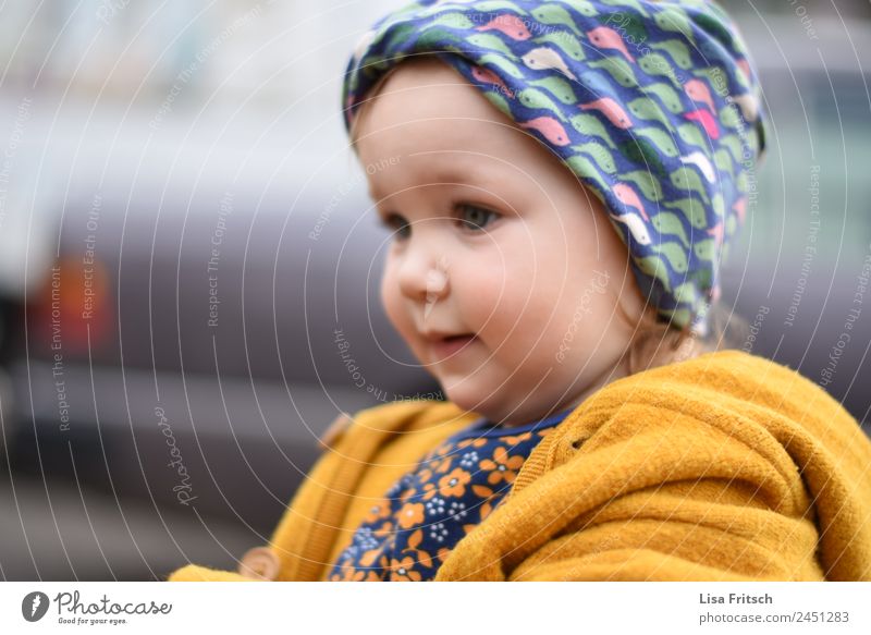 Toddler, Girl, Headband Parenting Kindergarten Child 1 Human being 1 - 3 years Observe Discover Looking Cute Positive Yellow Attentive Watchfulness Curiosity