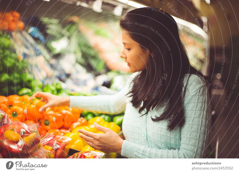 Picking the right vegetable Food Vegetable Fruit Vegetarian diet Diet Shopping Healthy Healthy Eating Wellness Human being Woman Adults 1 13 - 18 years