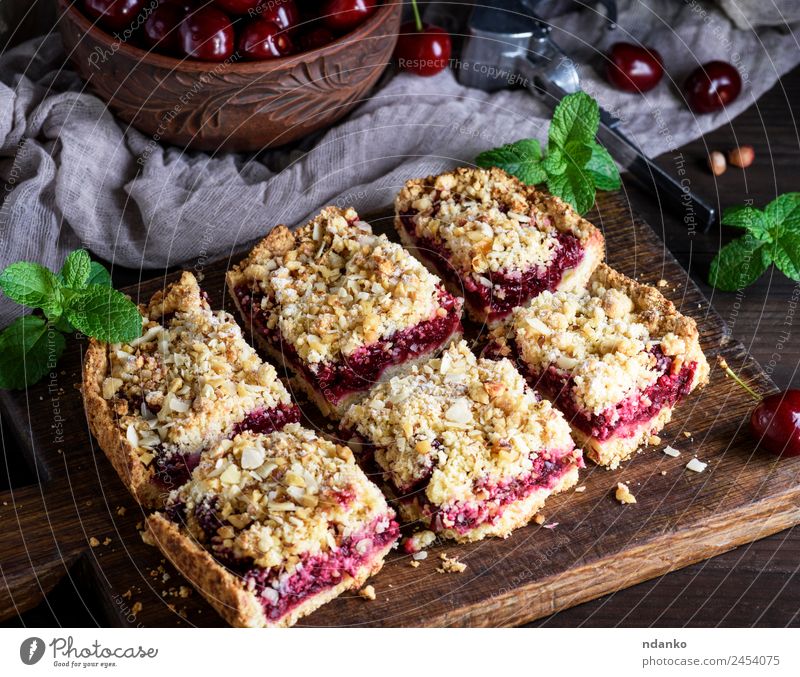 square pieces of cake crumble Fruit Dessert Candy Vegetarian diet Table Wood Fresh Delicious Above Brown Yellow Gold Green Red Black Cherry Pie Baked goods tart