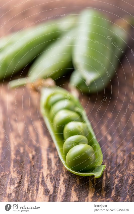 raw pea Food Vegetable Nutrition Vegetarian diet Wood Fresh Green Peas Raw Background picture Open salubriously Husk Pea pods Seed Snack Vitamin Legume Healthy