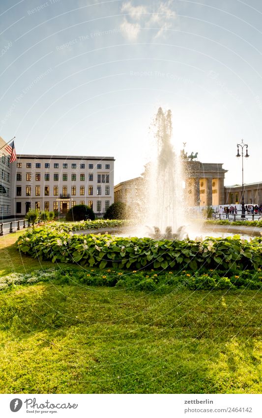 Berlin, Pariser Platz Architecture Brandenburg Gate City Germany Water fountain Worm's-eye view Capital city House (Residential Structure) Sky Heaven Downtown