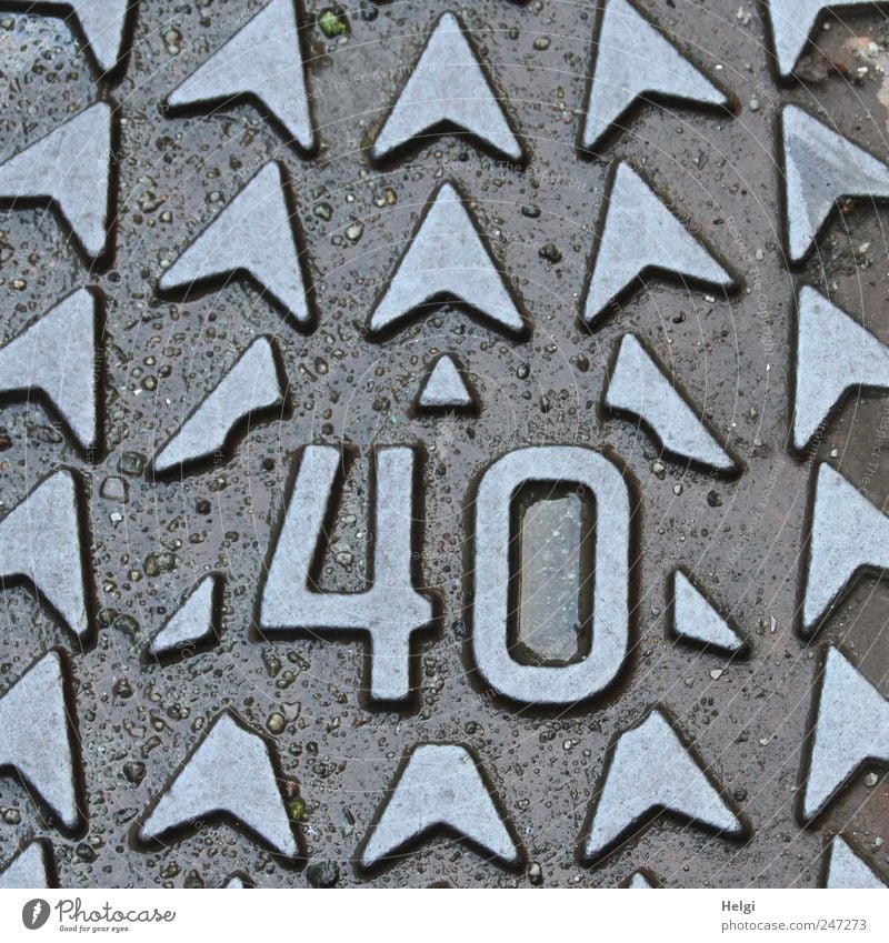 the number 40 in metal with arrows Street Covers (Construction) Gully Decoration Metal Characters Ornament Arrow Old Esthetic Exceptional Sharp-edged Uniqueness