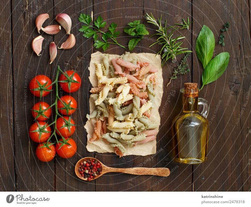 Whole wheat pasta, olive oil, vegetables and herbs Vegetarian diet Diet Bottle Table Leaf Dark Fresh Brown Green Red Tradition cooking food health healthy