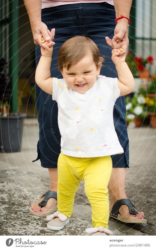 Baby happy while learning to walk Lifestyle Joy Human being Feminine Girl Infancy 1 0 - 12 months Discover To enjoy Walking Happiness Beautiful Emotions Happy