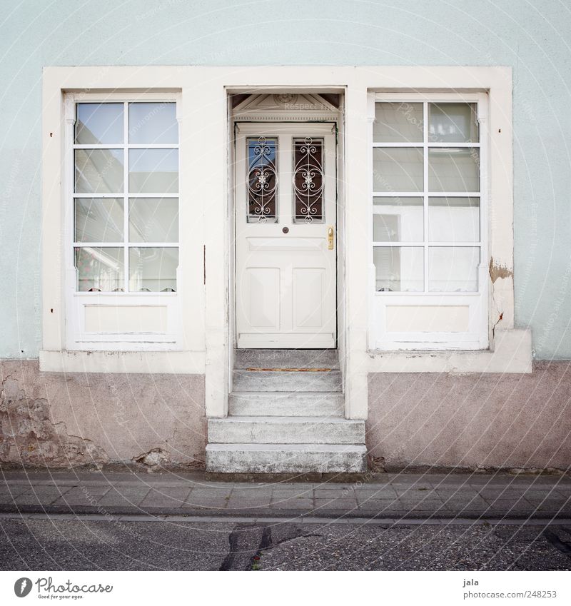 neat House (Residential Structure) Manmade structures Building Architecture Wall (barrier) Wall (building) Stairs Facade Window Door Street Lanes & trails