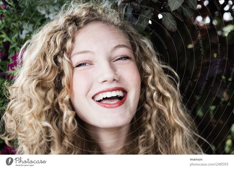 She has a good laugh! Human being Feminine Young woman Youth (Young adults) Head Hair and hairstyles Face 1 Blonde Long-haired Curl Laughter Looking Authentic