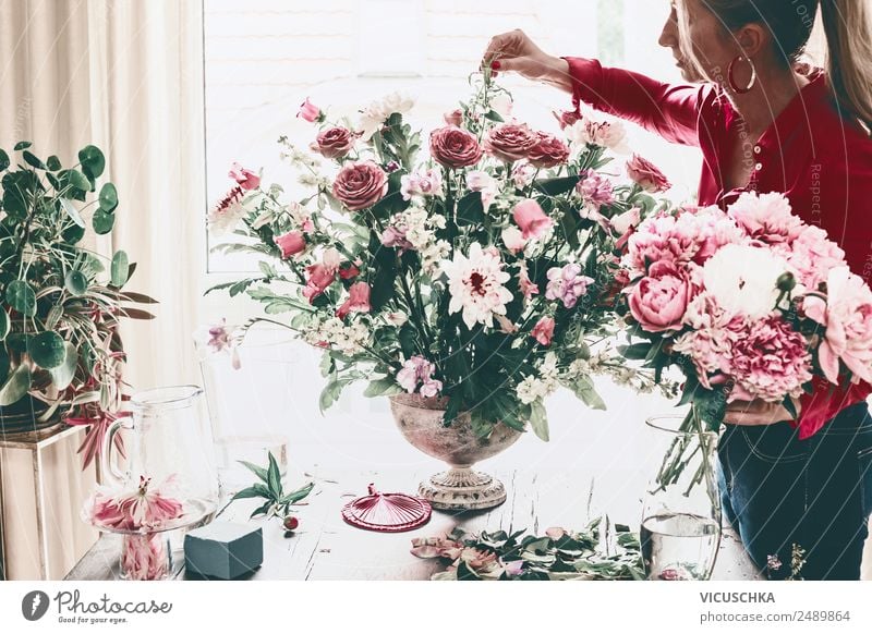 Woman decorated large bouquet of flowers with roses in vase Lifestyle Luxury Style Design Leisure and hobbies Living or residing House (Residential Structure)