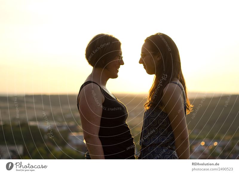 2 young women face each other Lifestyle Joy Happy Leisure and hobbies Human being Feminine Young woman Youth (Young adults) Woman Adults Brothers and sisters