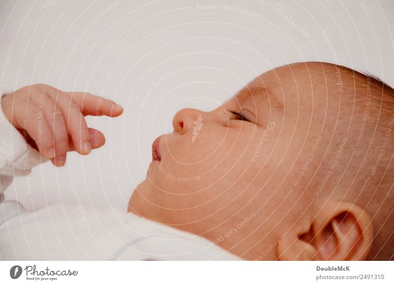 Baby is in thought and deliberation Human being Head by hand Fingers 1 0 - 12 months Think Lie Cute Smart Orange Pink White Patient Calm Fatigue Meditative