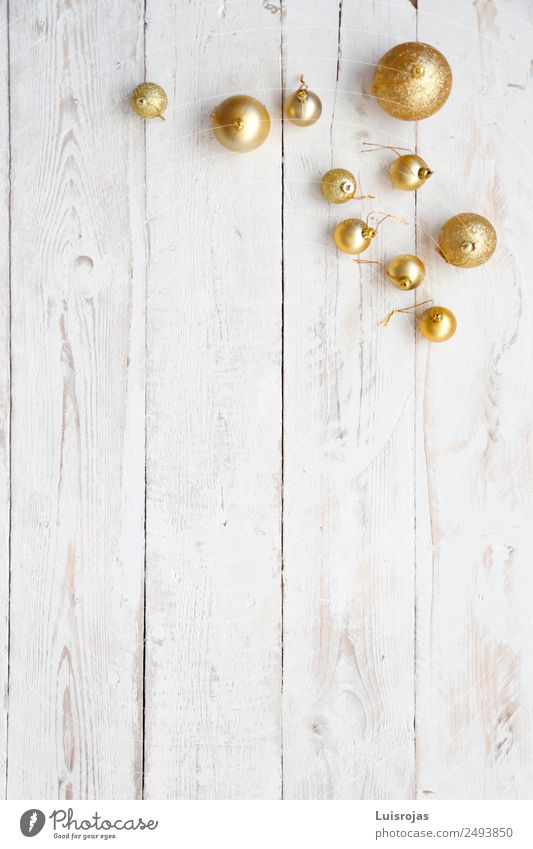 golden christmas balls on white wood Gold White Navidad adorno navideño bolas fiesta celebracion blanco rojo ornamento fondo tarjeta invitacion fesyivo