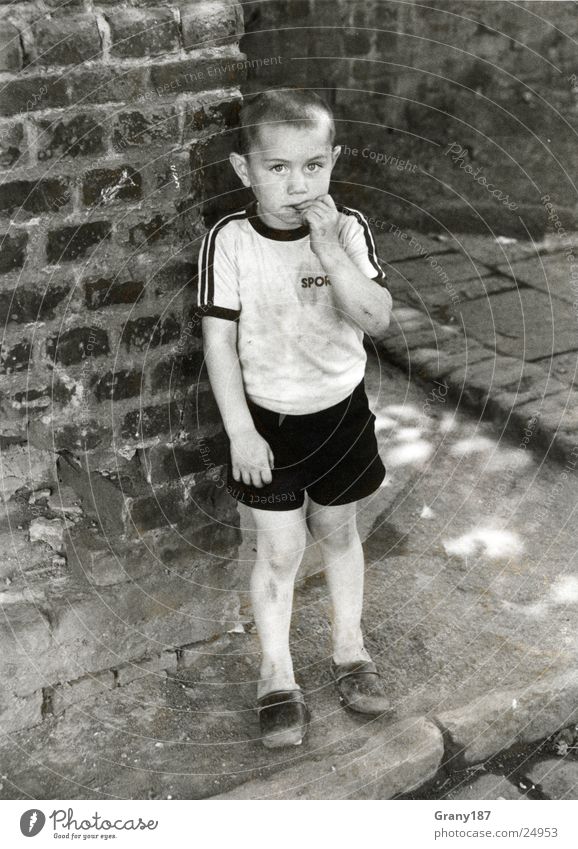 Billy the kid Black & white photo Day Full-length Looking into the camera Child Human being Masculine Boy (child) Infancy 1 3 - 8 years T-shirt Footwear