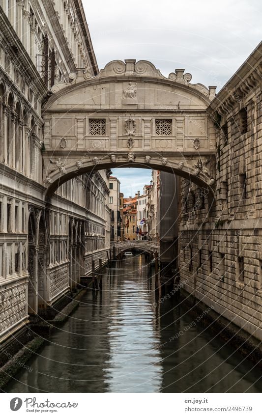 Dry period inside the Bridge of Sighs... Vacation & Travel Sightseeing City trip Venice Italy Europe Town Old town Palace Manmade structures Building