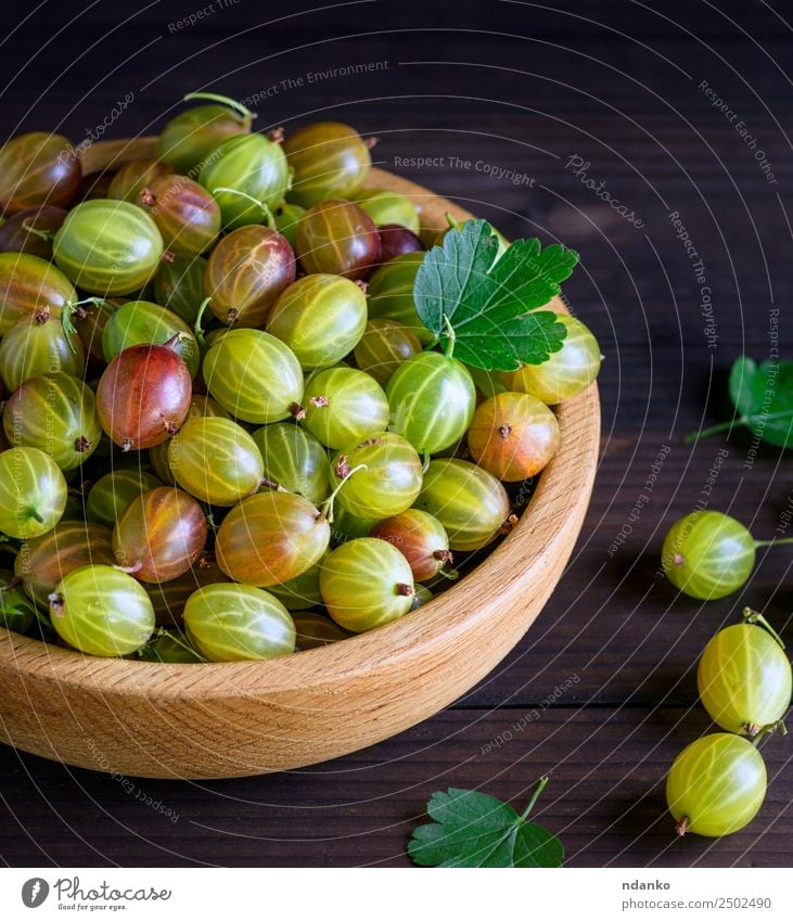 green gooseberries Fruit Vegetarian diet Plate Bowl Table Leaf Wood Eating Fresh Natural Above Juicy Yellow Green Black Gooseberry Harvest background Berries