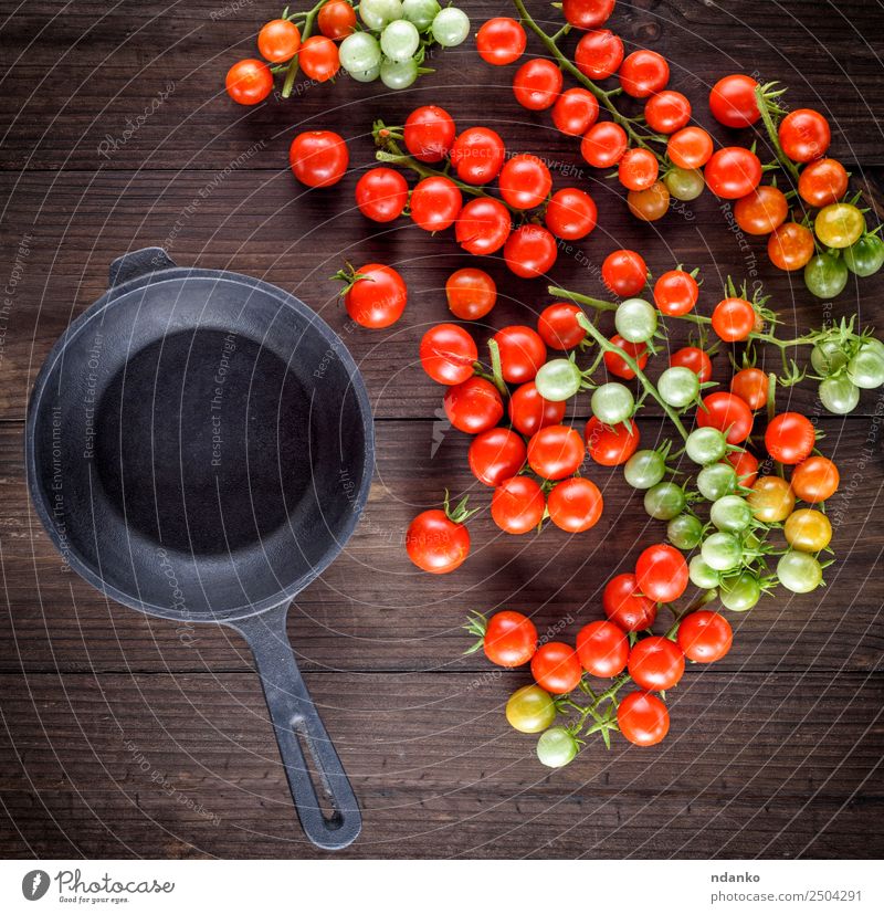 frying pan and red cherry tomatoes Vegetable Vegetarian diet Pan Kitchen Wood Eating Fresh Small Natural Above Green Red Black Cherry Tomato food healthy