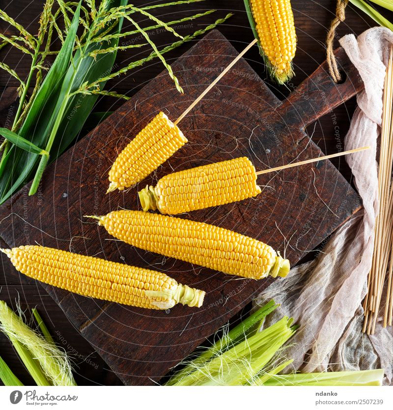 fresh yellow corn cobs Vegetable Nutrition Vegetarian diet Table Nature Plant Leaf Wood Old Eating Fresh Natural Above Brown Yellow Green agriculture background