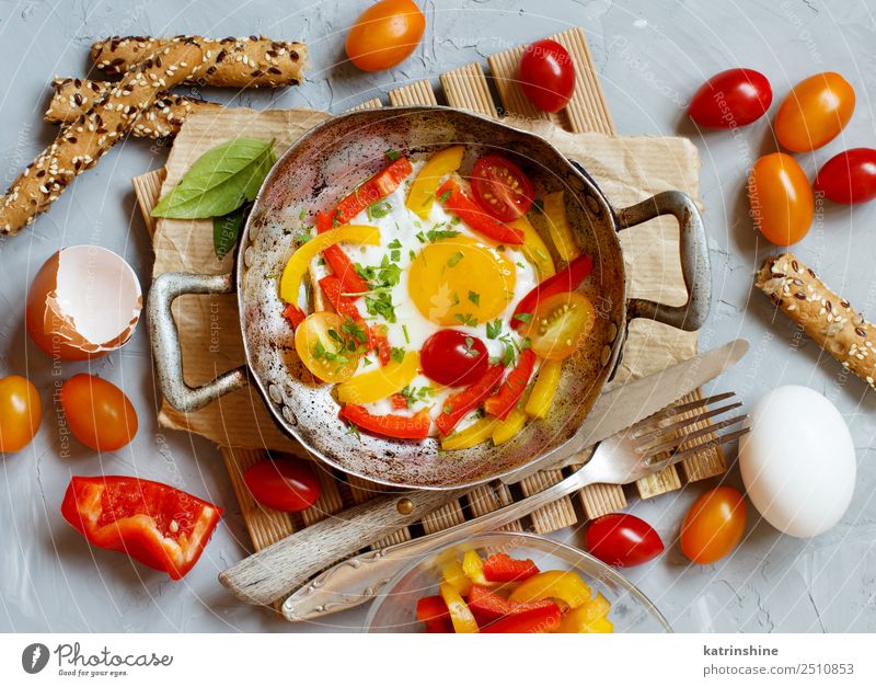ied egg with a bell pepper and tomatoes Vegetable Breakfast Pan Table Fresh Bright Yellow Red Cholesterol Cooking fat food Frying Fried egg sunny-side up Meal
