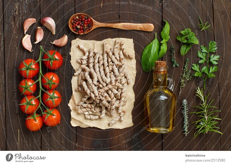 Whole wheat pasta, tomatoes, garlic and herbs Vegetarian diet Diet Bottle Table Leaf Dark Fresh Brown Green Red Tradition cooking food health healthy