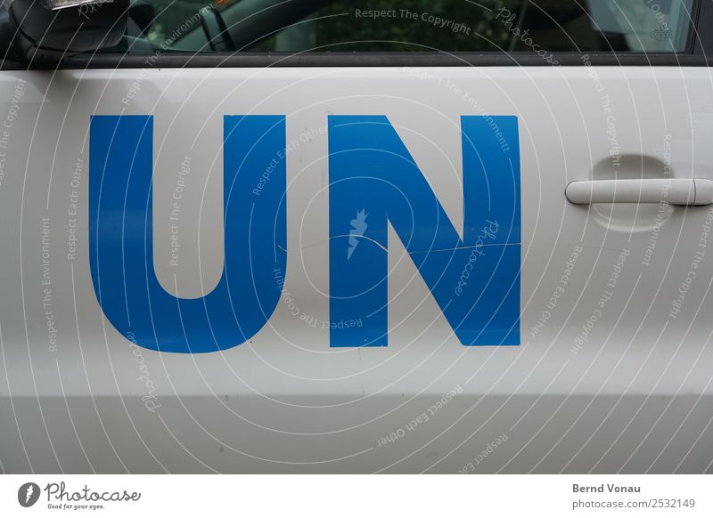 UN NU? Means of transport Motoring Vehicle Car Bright Politics and state Letters (alphabet) Blue berets Israel Scratch mark Car door Deployment