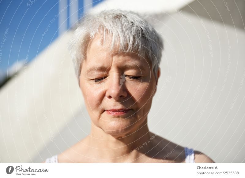 daydream Human being Feminine Woman Adults Female senior 1 45 - 60 years Gray-haired Short-haired Think Smiling Dream Authentic Bright Positive pretty Blue