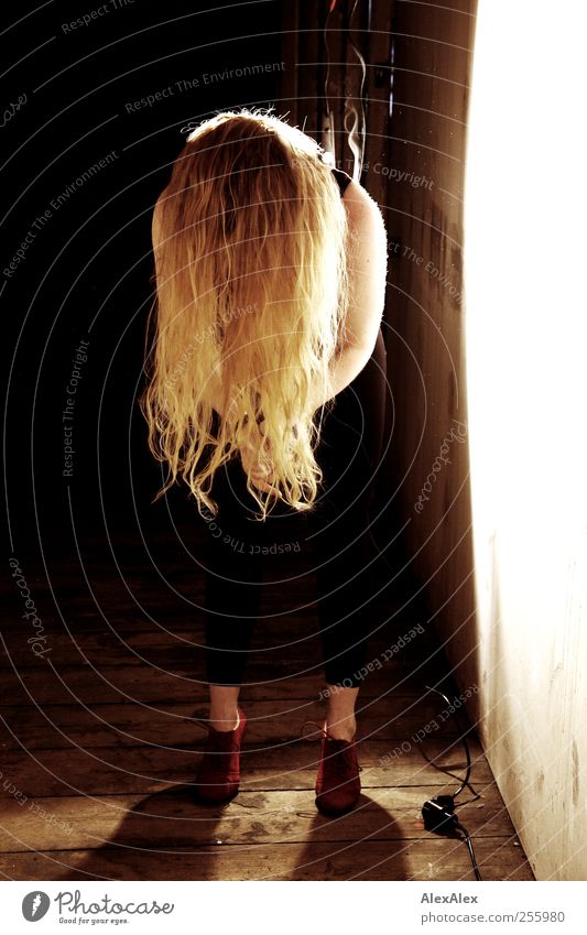 Shake your hair for me! Elegant Dance Attic Floodlight Wooden floor Cable Hair and hairstyles Arm 1 Human being Dancer St. Pauli Wall (barrier) Wall (building)