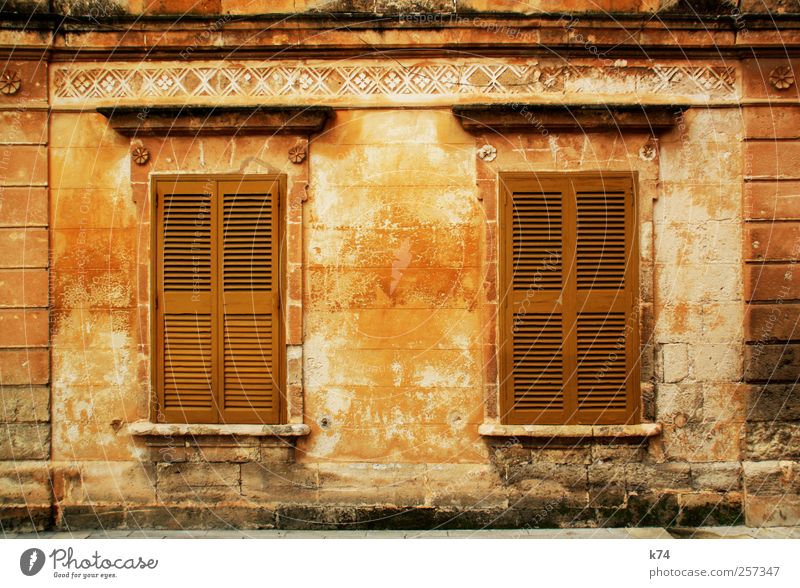 frágil House (Residential Structure) Facade Window Old Dirty Brown Yellow Gold Decline Transience Living or residing Closed Shutter Classicism Nostalgia