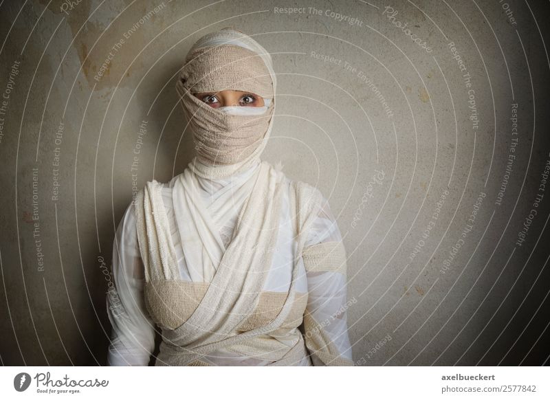 woman wrapped in bandages Leisure and hobbies Feasts & Celebrations Carnival Hallowe'en Human being Feminine Young woman Youth (Young adults) Woman Adults 1