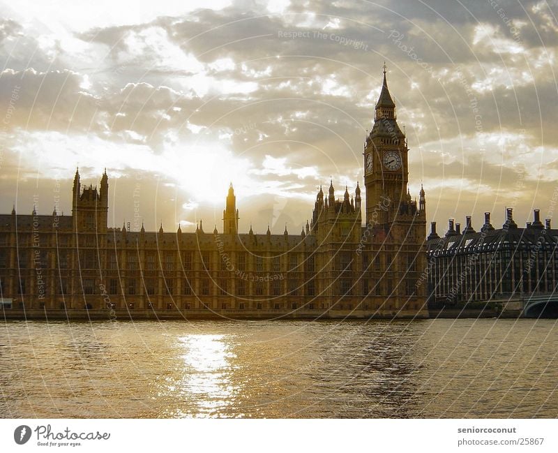 London - Houses of Parliament Big Ben Themse Clock Clouds Back-light Reflection Sunset Europe Past Water Architecture